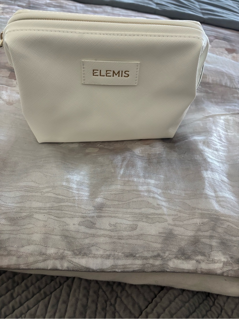ELEMIS white Cosmetic Travel Case with Gold Logo - Picture 2 of 10